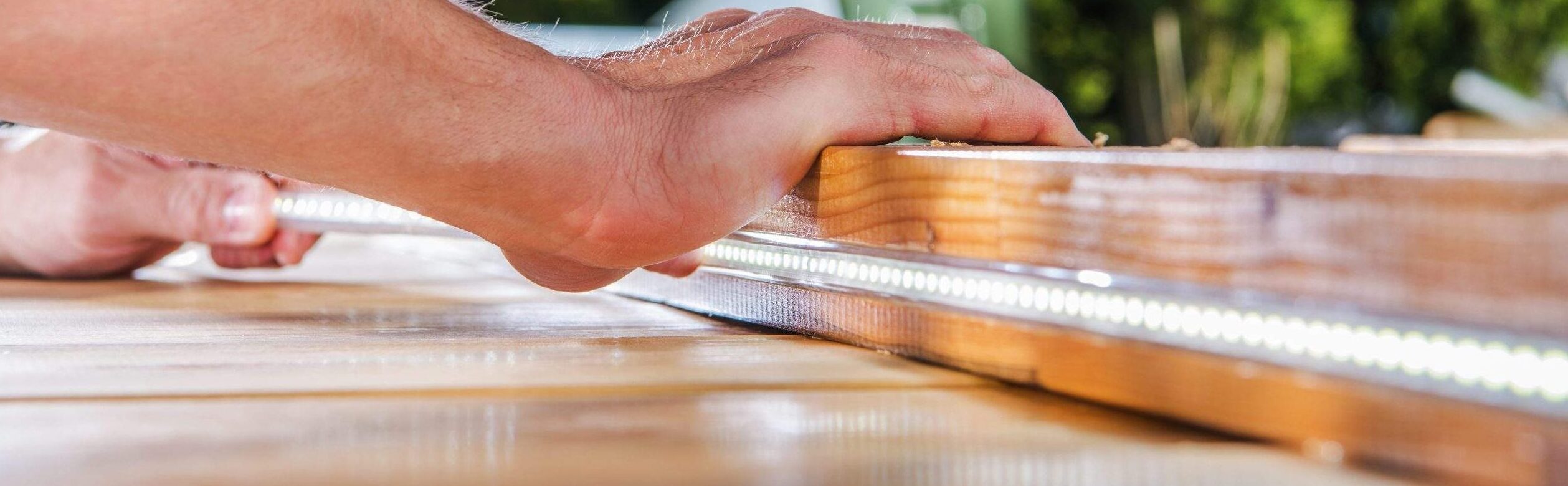 Instalador recogiendo Led exterior IKON