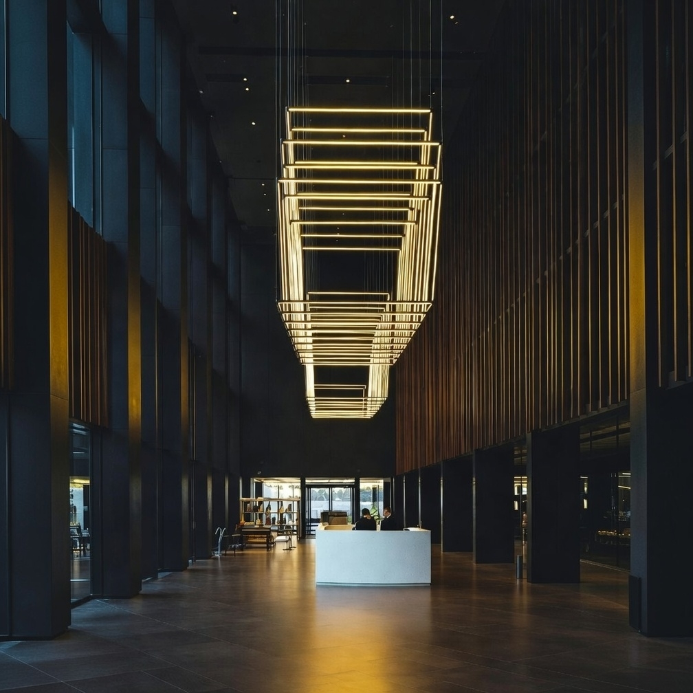 Luminaria colgante Ikon escultura en recepción de oficina amplia